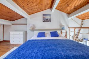 サナリー・シュル・メールにあるBleu Azur - avec vue sur le portのベッドルーム1室(青い大型ベッド1台、青い枕付)