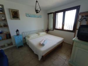 ムルタ・マリアにあるLa Tana della Volpeのベッドルーム(ベッド1台、窓、テレビ付)