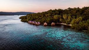 eine Luftansicht eines Resorts im Wasser in der Unterkunft Methos Homestay - Raja Ampat in Yennanas Besir + 37 Fotos