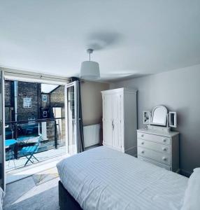 Vuode tai vuoteita majoituspaikassa 100 steps to Broadstairs beach - 2 bedroom 3 beds
