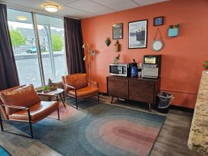 a waiting room with a microwave and two chairs at The Branson Welcome Inn in Branson