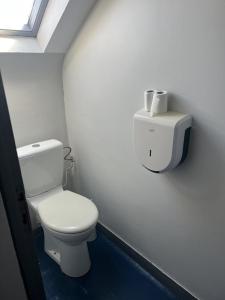 La salle de bains est pourvue de toilettes blanches. dans l'établissement Chez Marco, à La Gouesnière