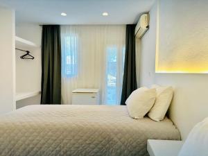 A bed or beds in a room at Paradiso Boutique