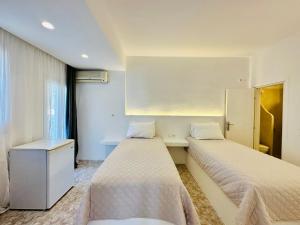 A bed or beds in a room at Paradiso Boutique