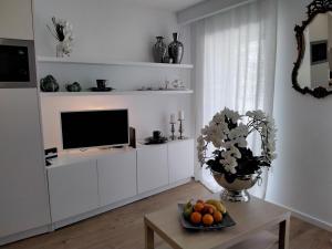 a living room with a television and a table at PEARL HOUSE in Aveiro