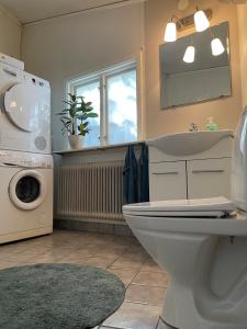 łazienka z toaletą i pralką w obiekcie Charmigt boende med perfekt läge i Gamla Stan w mieście Falkenberg