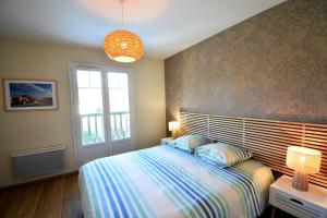 a bedroom with a large bed and a window at Villa berges landaises location vacances spacieuse Villa avec piscine chauffée capbreton in Capbreton