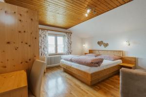 GurtisにあるBerghof Latzerの木製の天井が特徴のベッドルーム1室(ベッド1台付)
