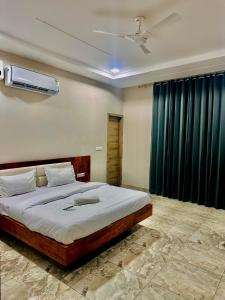 Postel nebo postele na pokoji v ubytování HOTEL SKYZ