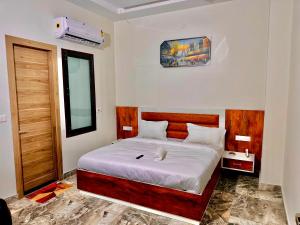 - une chambre avec un grand lit dans l'établissement HOTEL SKYZ, à Sirsa