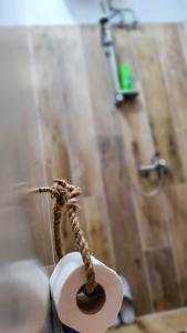 Un baño con un aseo con una cuerda. en Clockwise GuestRooms en Gjirokastër