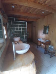 uma casa de banho com um lavatório branco e uma mesa em gite des 3 cazelles em Cajarc