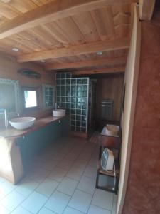 ein großes Badezimmer mit zwei Waschbecken und einer Theke in der Unterkunft gite des 3 cazelles in Cajarc
