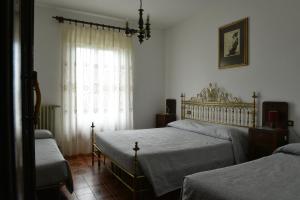 ArmenoにあるHotel Madonna di Luciagoのベッドルーム1室(ベッド2台、窓付)