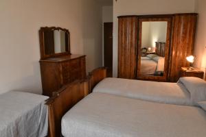 Postel nebo postele na pokoji v ubytování Hotel Madonna di Luciago