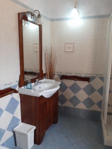 y baño con lavabo, espejo y aseo. en La Dimora Dei Cavalieri en San Polo dei Cavalieri