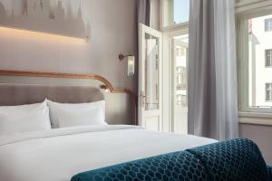 布拉格Allure Hotel & Residence Prague的带一张大床和一扇窗户的卧室