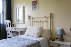 Łóżko lub łóżka w pokoju w obiekcie Hotel América Ferrol
