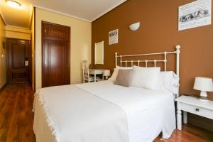 Łóżko lub łóżka w pokoju w obiekcie Hotel América Ferrol