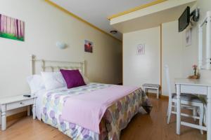 Łóżko lub łóżka w pokoju w obiekcie Hotel América Ferrol