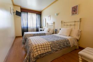 Łóżko lub łóżka w pokoju w obiekcie Hotel América Ferrol