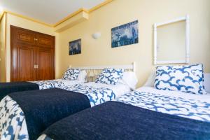 Łóżko lub łóżka w pokoju w obiekcie Hotel América Ferrol