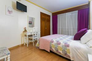 Łóżko lub łóżka w pokoju w obiekcie Hotel América Ferrol