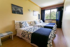 Łóżko lub łóżka w pokoju w obiekcie Hotel América Ferrol