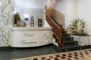 Hotel América Ferrol في فيرول: لوبي مع درج حلزوني في مبنى