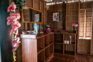 una stanza con libreria in legno in una biblioteca di Methos Homestay - Raja Ampat a Yennanas Besir