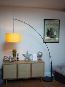 eine Stehlampe im Wohnzimmer mit einem Tisch und einer Lampe in der Unterkunft 55 High Street in Hastings