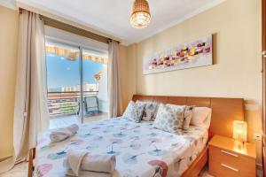 sypialnia z łóżkiem i dużym oknem w obiekcie VB Marysol - 2BR apartment close to the beach w mieście Benalmádena +17 zdjęć