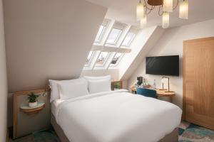 Allure Hotel & Residence Prague的电视和/或娱乐中心
