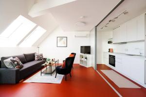 ein Wohnzimmer mit einem Sofa und einem Tisch in der Unterkunft Julius 25 Modern Comfort - 5 Mins to Vienna's City Center in Wien