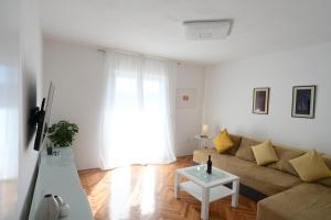een woonkamer met een bank en een tafel bij NEW comfortable Apartment Vesna in Hvar