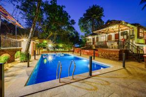 een zwembad voor een huis bij Neemrana's Three Waters in Betul