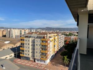een uitzicht op de stad vanuit een gebouw bij Apartamento Vips Suites in Murcia