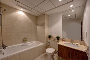 Bilik mandi di Durrani Homes - Supreme 5BR besides Dubai Mall With Burj Khalifa and Fountain view +14 gambar
