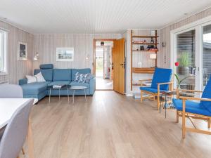 ロッケンにあるThree-Bedroom Holiday home in Løkken 28のリビングルーム(青いソファ、椅子付)