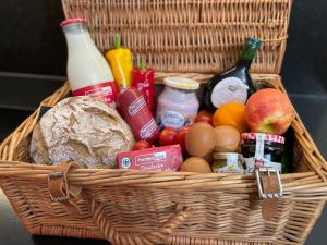 a basket filled with food and bottles of milk and fruit at Chalet-Ferienwohnung Kornspeicher, 70 qm, Wellness/Fitness/Sauna – Bergrödelhof in Feilitzsch