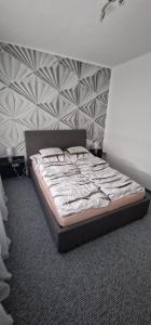 Posteľ alebo postele v izbe v ubytovaní Víztorony apartman