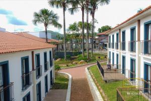 eine Straße in einer Stadt mit Palmen und Gebäuden in der Unterkunft Resort Quinta Santa Bárbara OFICIAL in Pirenópolis