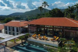 eine Luftansicht eines Hauses mit Pool in der Unterkunft Resort Quinta Santa Bárbara OFICIAL in Pirenópolis