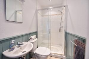ein Badezimmer mit Dusche, Toilette und Waschbecken in der Unterkunft 3 bedroom townhouse right on the harbour in Isle of Whithorn + 37 Fotos