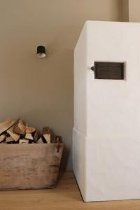 una nevera blanca en una habitación con una caja de madera en Ferienhaus am Bach, Design und Sauna, en Steinberg am Rofan