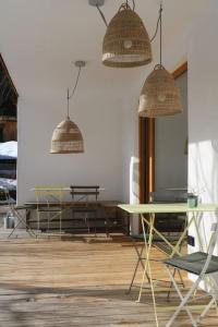 Habitación con 2 lámparas, mesa y sillas en Ferienhaus am Bach, Design und Sauna, en Steinberg am Rofan