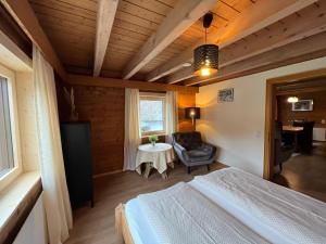 1 dormitorio con 1 cama, 1 silla y 1 mesa en Seppl Stoba, en Schruns