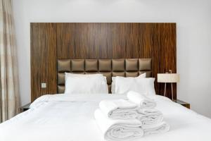 Postel nebo postele na pokoji v ubytování Cozy 2BDR in Jumeirah Lakes Towers