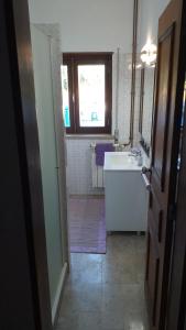 a bathroom with a tub and a sink and a mirror at vivenda do Sobreiro AL in Serpins