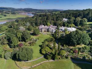 - une vue aérienne sur un manoir arboré dans l'établissement Ty Newydd, à Tal-y-Cafn 16 autres photos